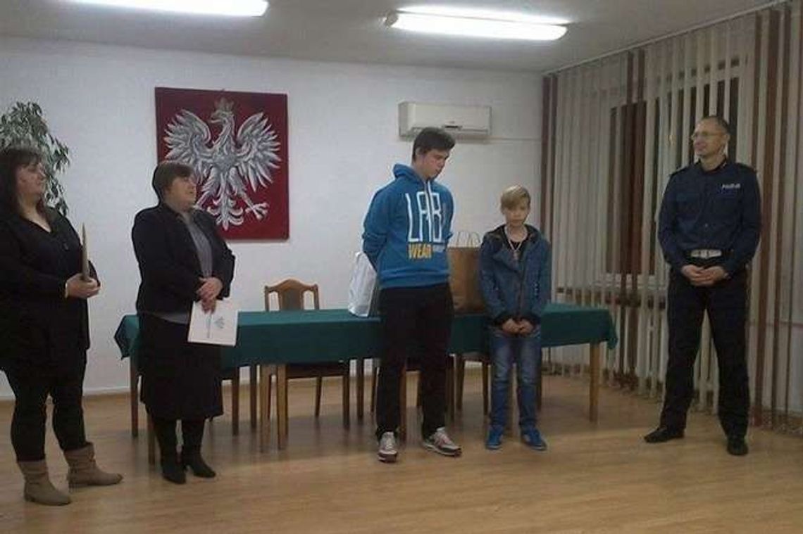 Pijany kierowca nie znalazł kluczyków. Dwaj gimnazjaliści nagrodzeni przez policję