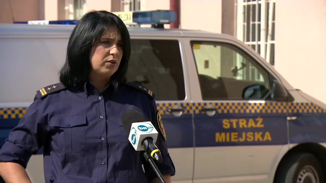 Pijany kierowca pędził po deptaku. Ludzie wchodzili za słupy latarni Pijany kierowca pędził po deptaku. Ludzie wchodzili za słupy latarni