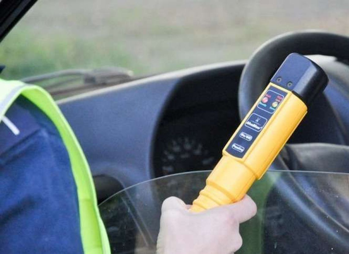 Pijany kierowca potrącił oplem dwie osoby Pijany kierowca potrącił oplem dwie osoby