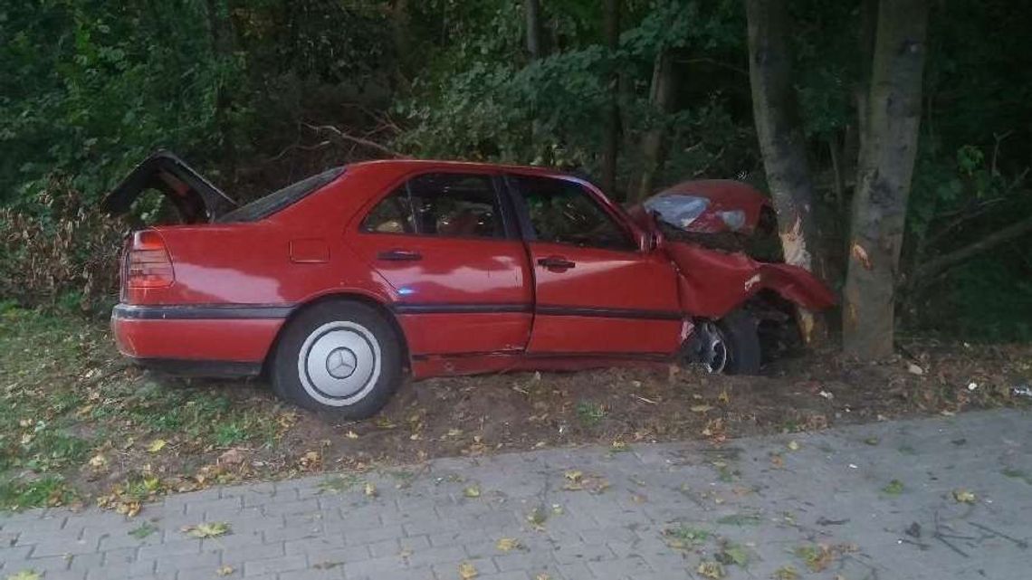 Pijany kierowca rozbił samochód. Uciekł z kolegą, na tylnym siedzeniu zostawili ranną kobietę Pijany kierowca rozbił samochód. Uciekł z kolegą, na tylnym siedzeniu zostawili ranną kobietę