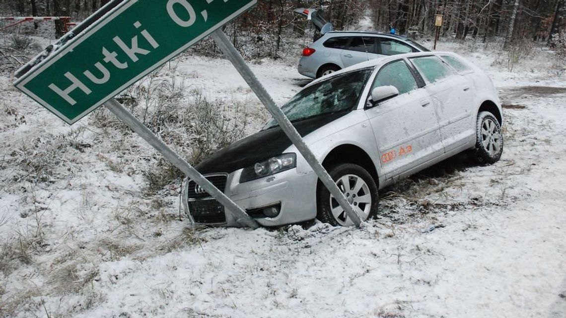 Pijany kierowca rozbił się na znaku drogowym [zdjęcia]