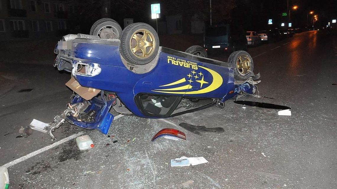 Pijany kierowca rozbił subaru. Odbił się od barierek, budynku i dachował