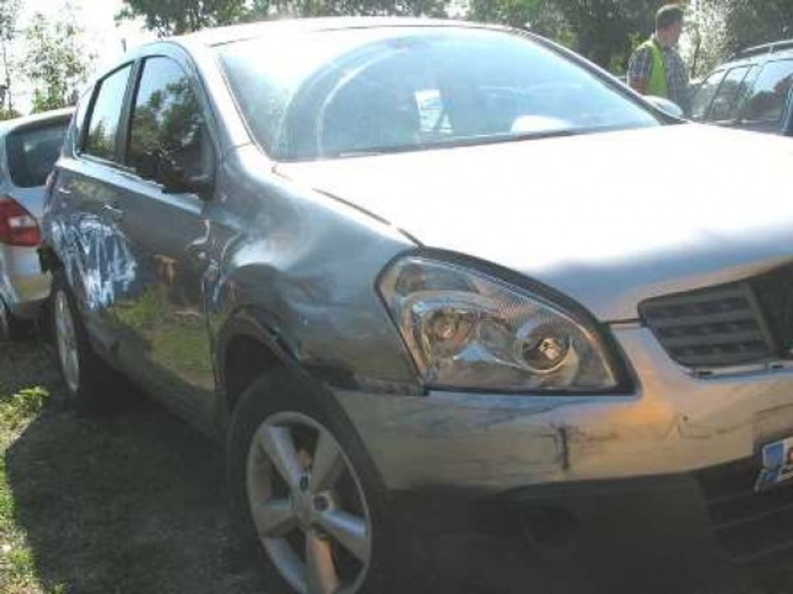 Pijany kierowca skosił ogrodzenie i wjechał w zaparkowane auta