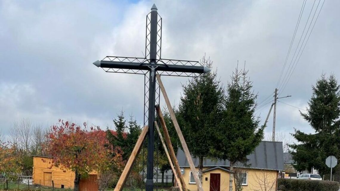 Pijany kierowca staranował krzyż. Ruszyła społeczna akcja naprawy