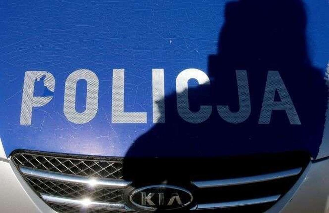 Pijany kierowca uciekał przed policją. Potem wybiegł z auta w szlafroku i chciał się ukryć