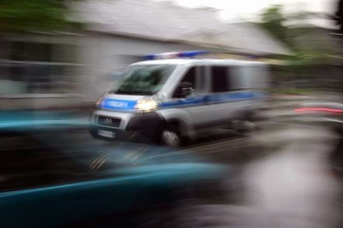 Pijany kierowca uciekał przed policjantami, a potem wjechał w radiowóz Pijany kierowca uciekał przed policjantami, a potem wjechał w radiowóz
