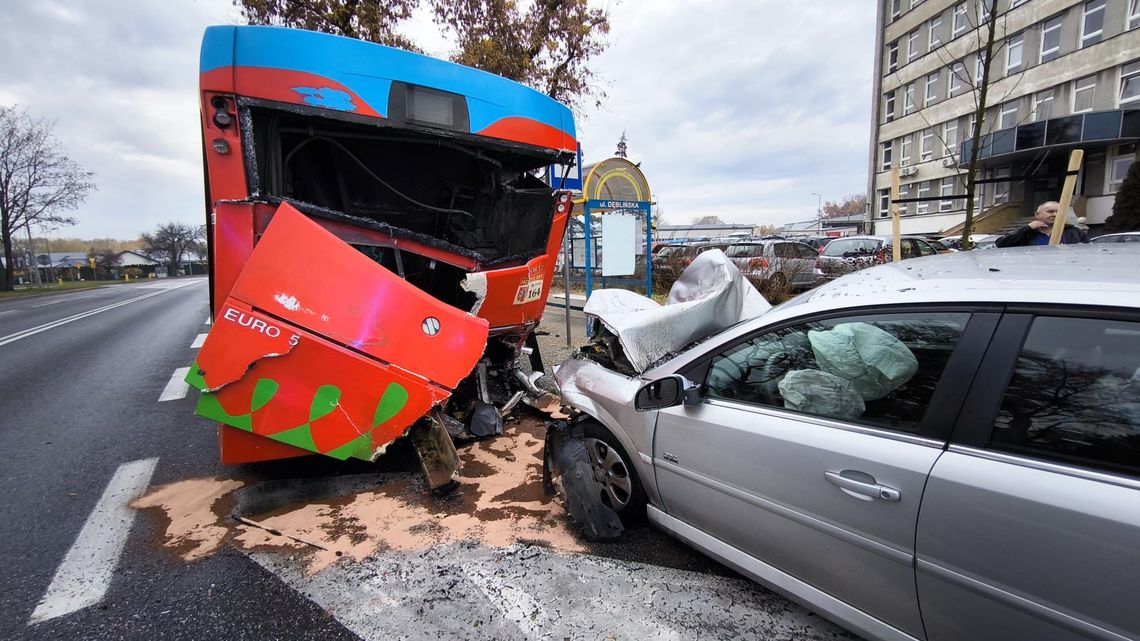 Pijany kierowca uderzył w autobus komunikacji miejskiej Pijany kierowca uderzył w autobus komunikacji miejskiej