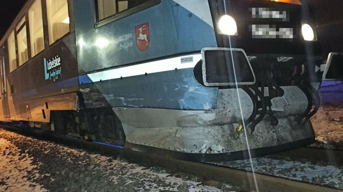 Pijany kierowca wjechał pod rozpędzony szynobus. Rogatki były uszkodzone Pijany kierowca wjechał pod rozpędzony szynobus. Rogatki były uszkodzone