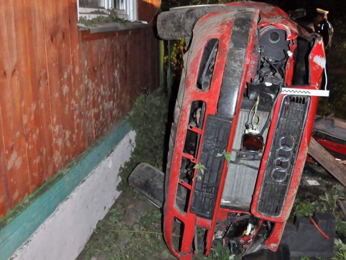 Pijany kierowca wjechał w budynek. 3 osoby ranne Pijany kierowca wjechał w budynek. 3 osoby ranne