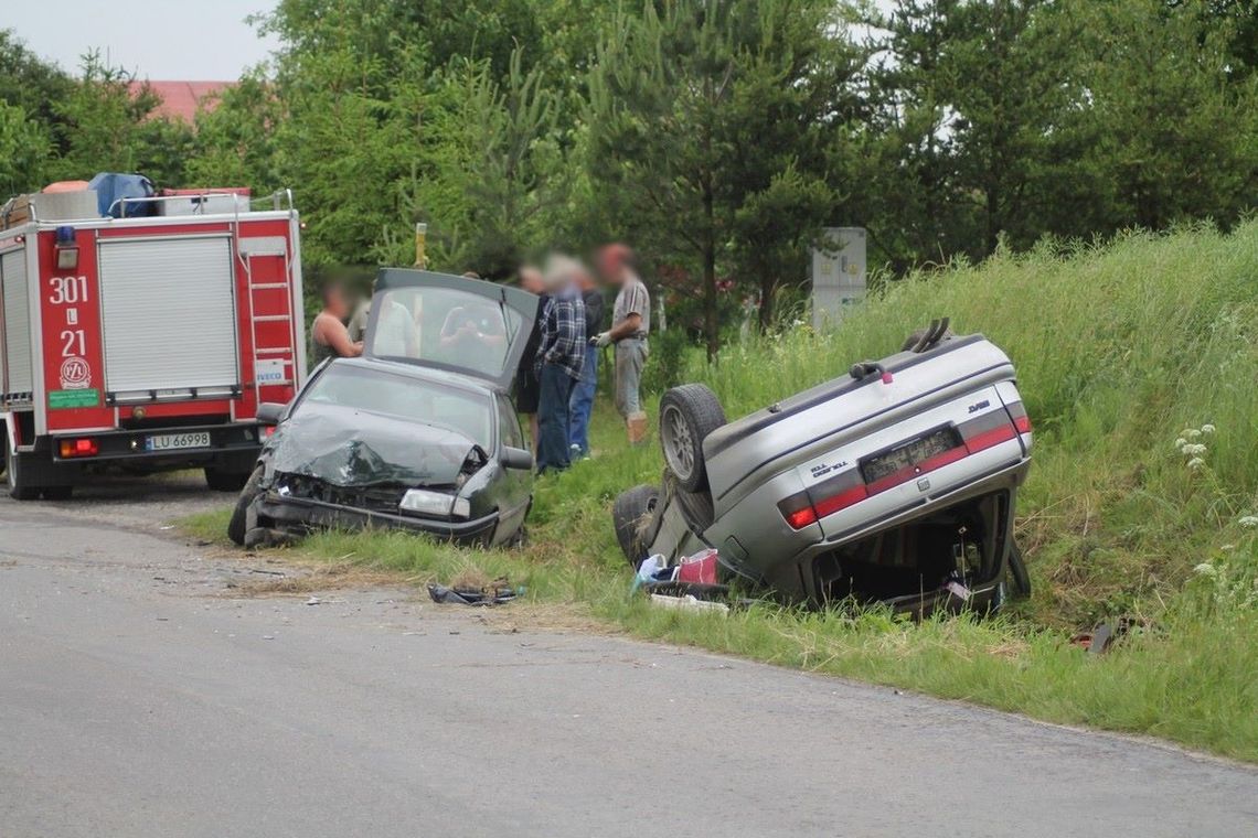 Pijany kierowca wyprzedzał samochody, dwie osoby ranne Pijany kierowca wyprzedzał samochody, dwie osoby ranne