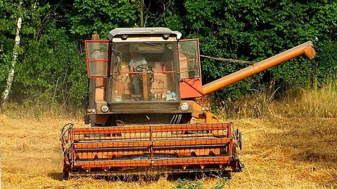 Pijany kombajnista na parczewskich drogach. Staranował ogrodzenie, uderzył w ciężarówkę