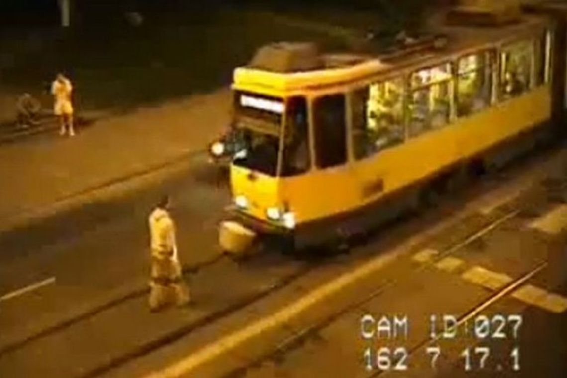Pijany kontra tramwaj. Walka nerwów (wideo)