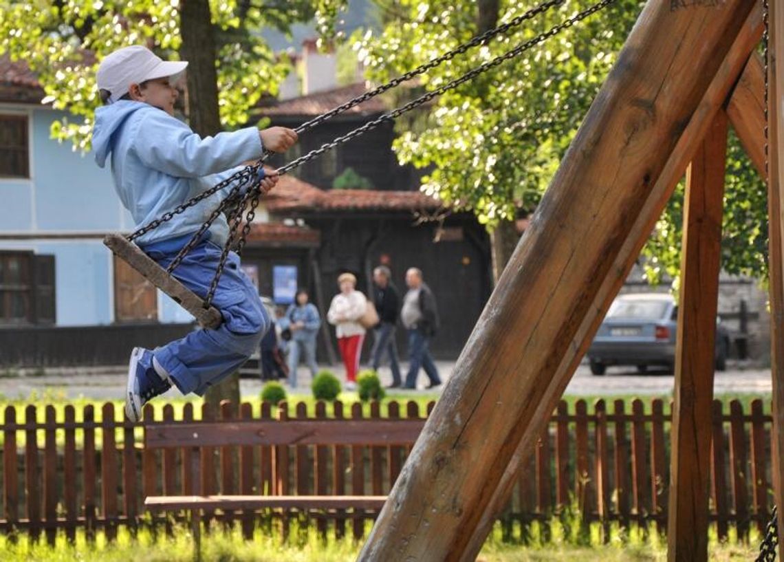 Pijany mężczyzna obnażał się na placu zabaw