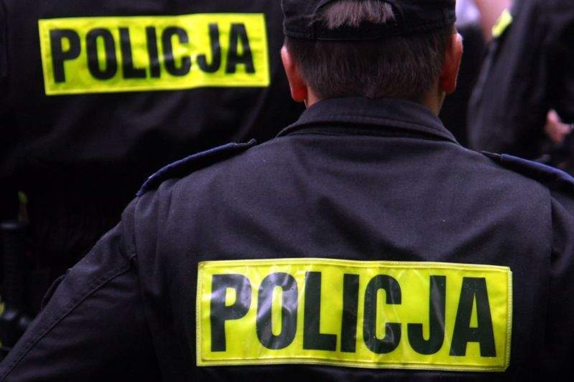 Pijany mężczyzna potrącił policjantów. Miał zakaz kierowania autem