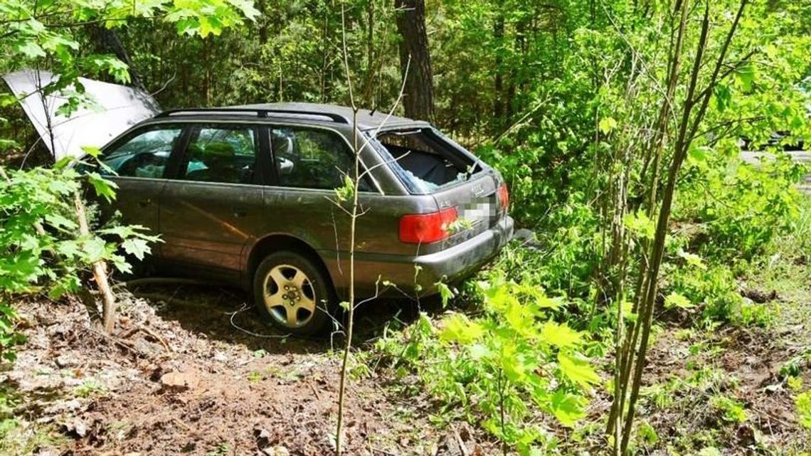 Pijany mężczyzna zakończył jazdę samochodem na drzewie