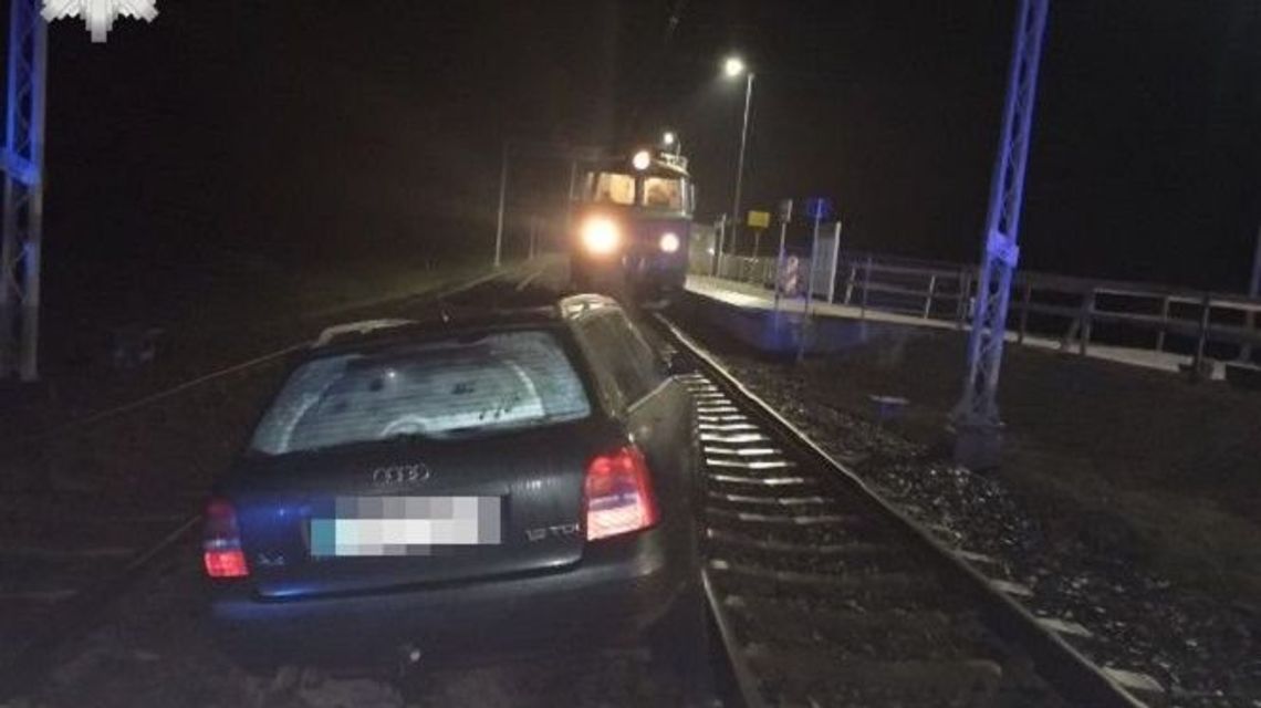 Pijany mężczyzna zatrzymał samochód na torach i zasnął. W jego kierunku jechała lokomotywa Pijany mężczyzna zatrzymał samochód na torach i zasnął. W jego kierunku jechała lokomotywa