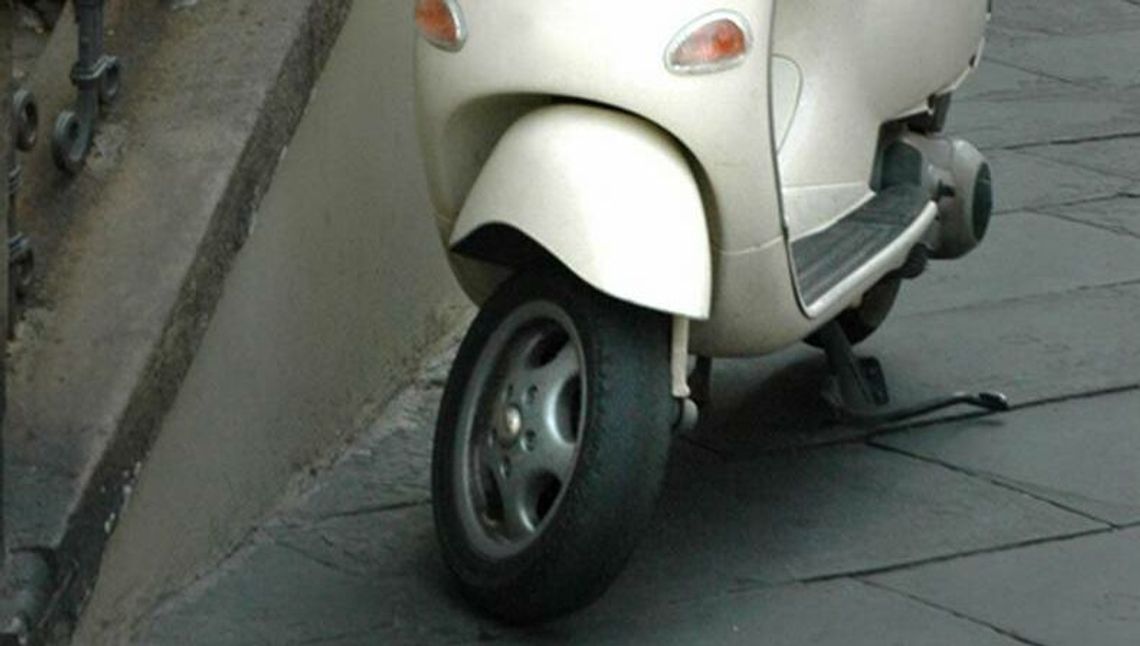 Pijany na skuterze szarżował pod blokiem we Włodawie