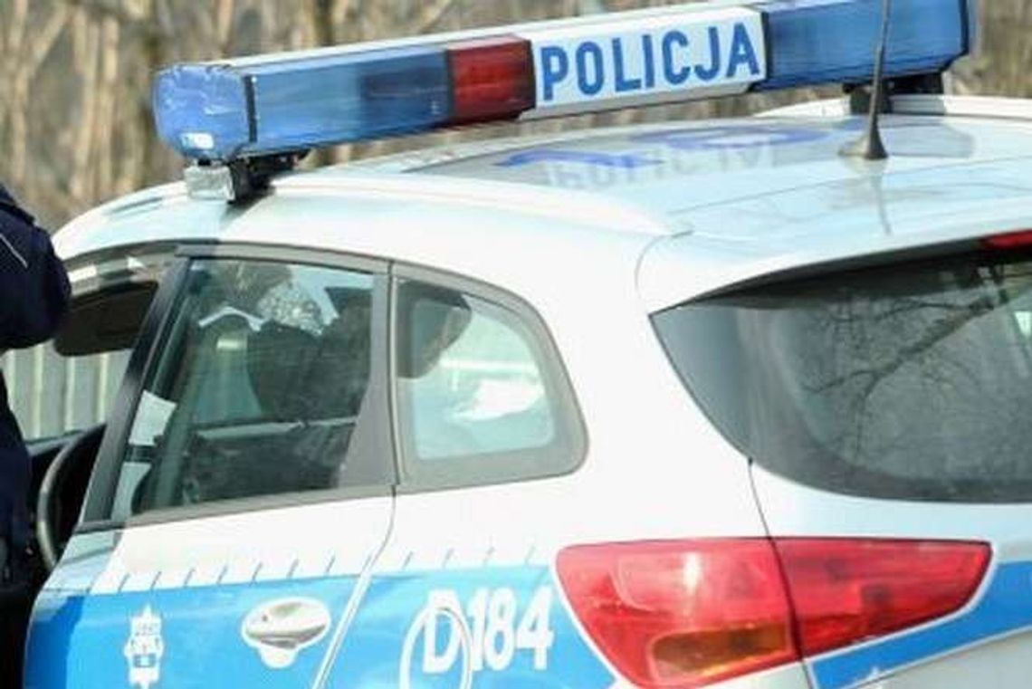 Pijany pirat drogowy uciekał policjantom. Skończył w polu