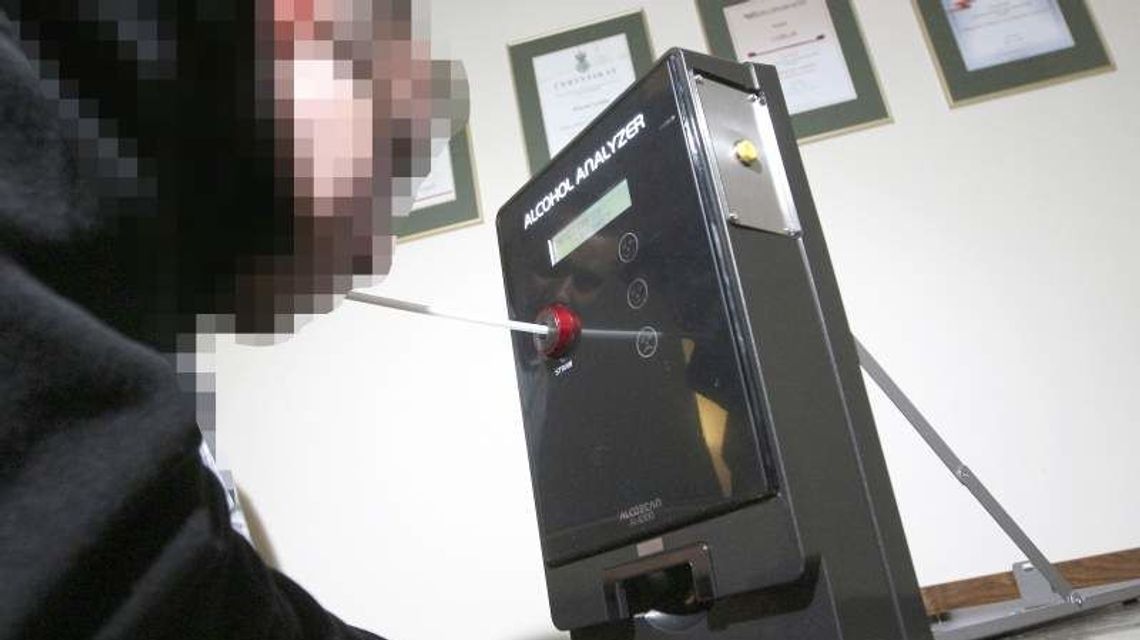 Pijany policjant prowadził auto, miał 2,3 promila alkoholu. Mówił, że nic nie pił Pijany policjant prowadził auto, miał 2,3 promila alkoholu. Mówił, że nic nie pił