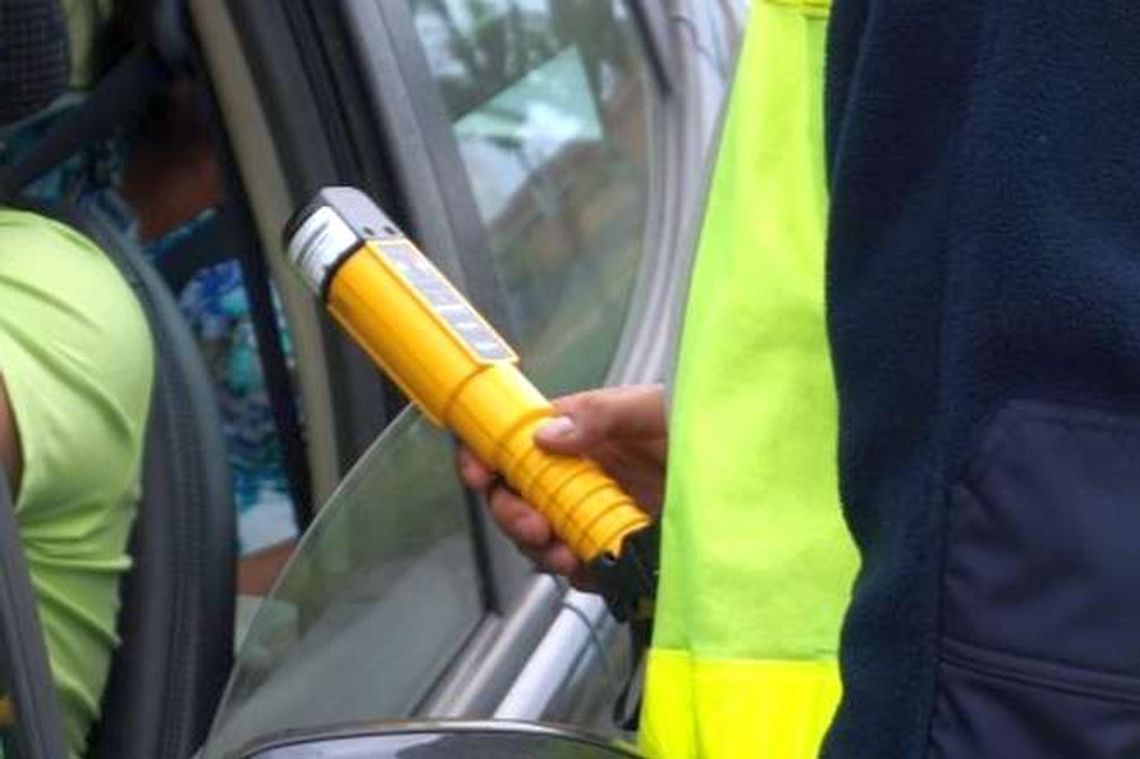 Pijany przyjechał autem do komendy. Po kuzyna