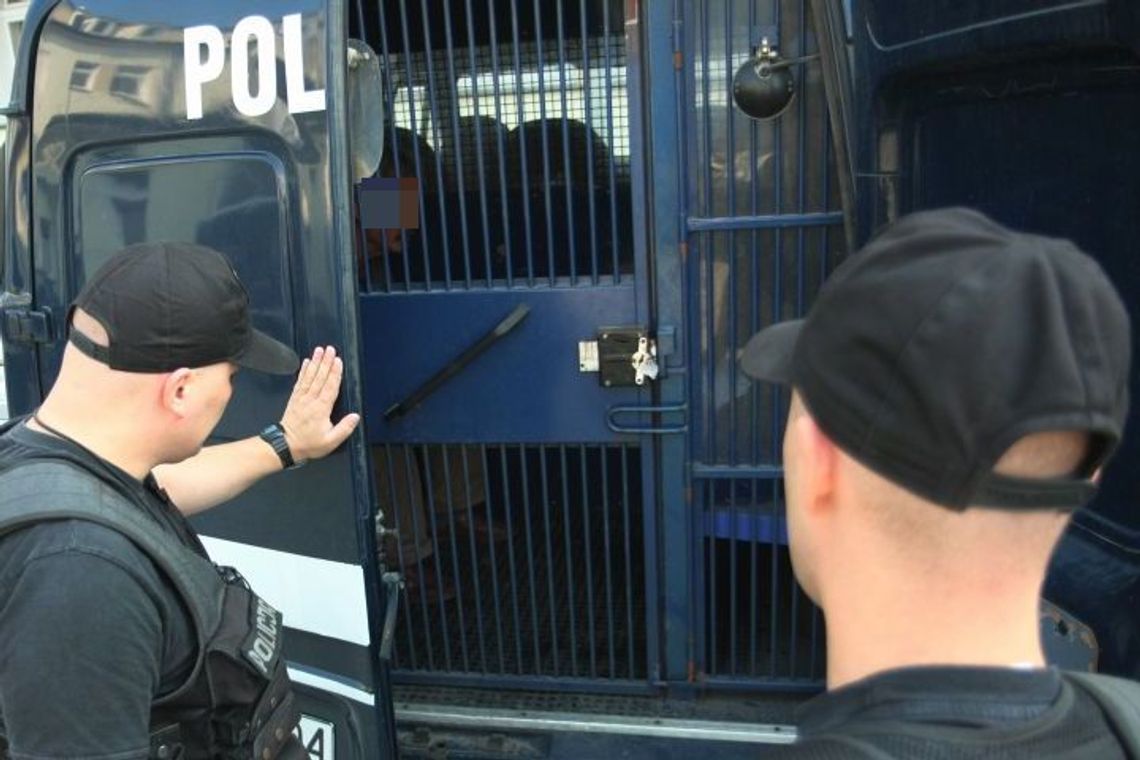 Pijany rabuś odciął staruszce sakiewkę z pieniędzmi Pijany rabuś odciął staruszce sakiewkę z pieniędzmi