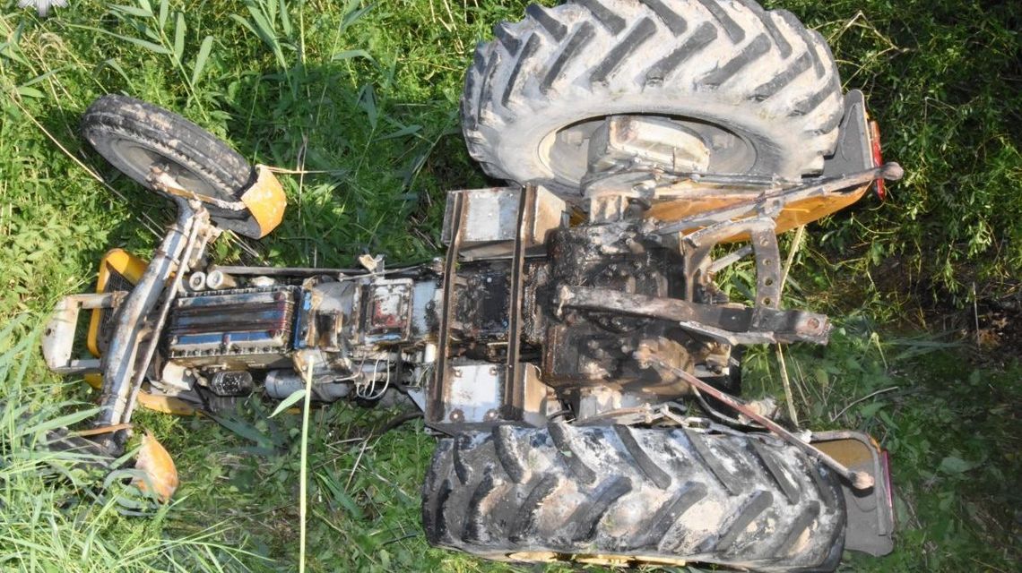 Pijany rolnik zrobił salto traktorem i wyszedł z tego bez szwanku