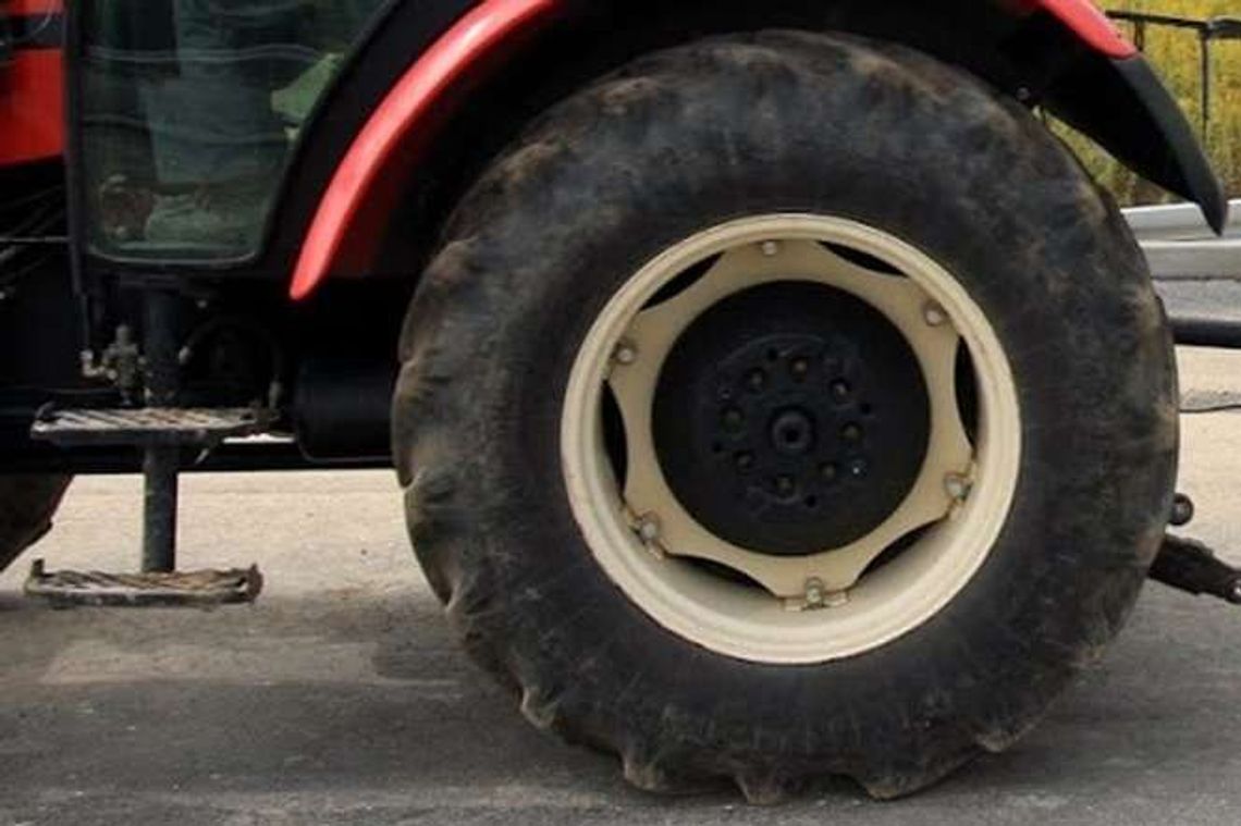 Pijany traktorzysta uciekał przed policją całą szerokością jezdni