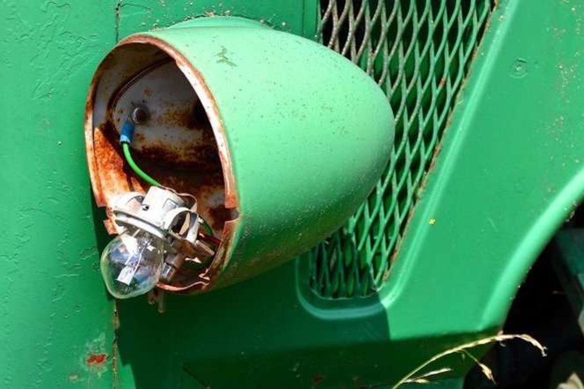 Pijany traktorzysta uciekał przed policją. Chciał zepchnąć radiowóz z drogi