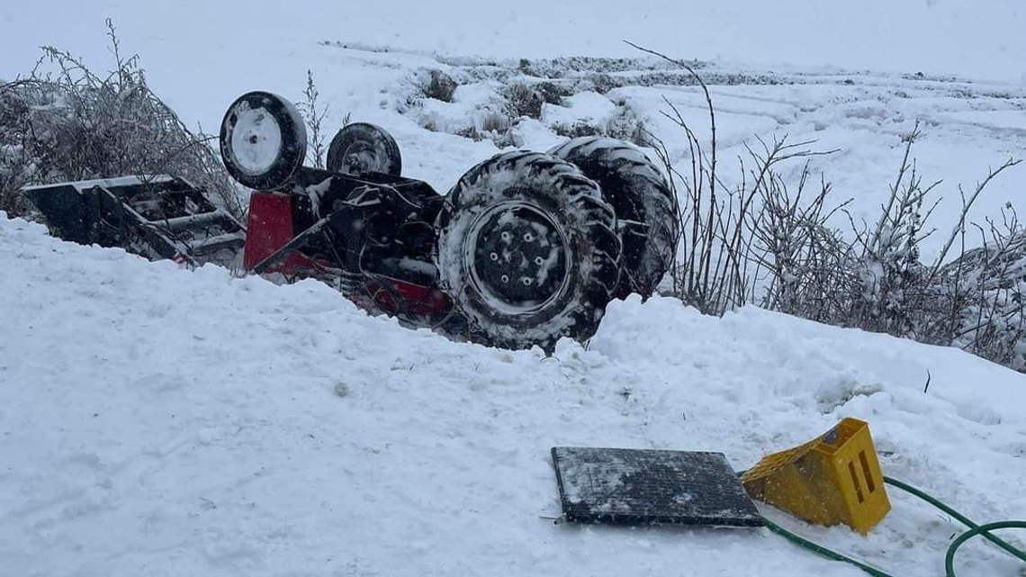 Pijany traktorzysta w rowie przygnieciony ciągnikiem