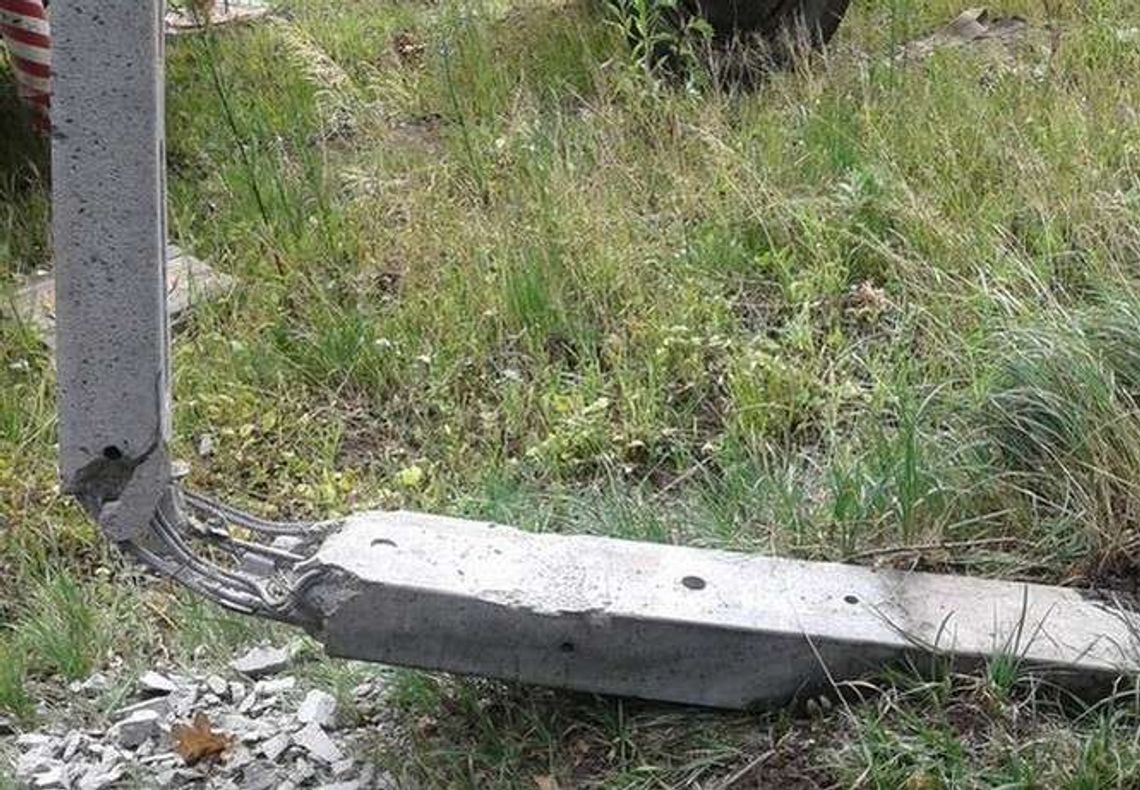 Pijany traktorzysta wjechał w słup. Nie zauważył, bo odbierał telefon