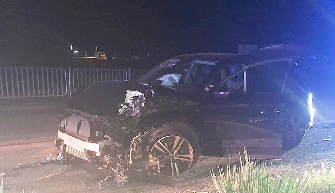 Pijany uderzył samochodem w drzewo. Auto wezwało policję Pijany uderzył samochodem w drzewo. Auto wezwało policję