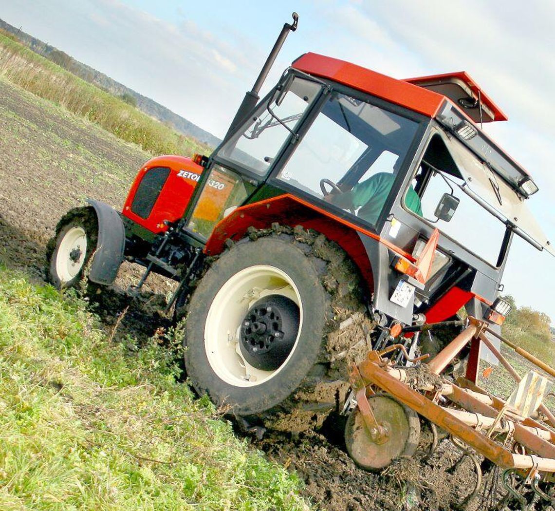 Pijany ukradł traktor, pojeździł nim i porzucił