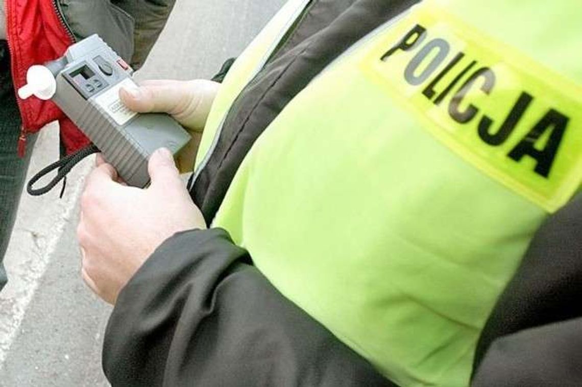 Pijany w bmw wjechał w słup. Na pomoc przyjechał kolega bez prawa jazdy