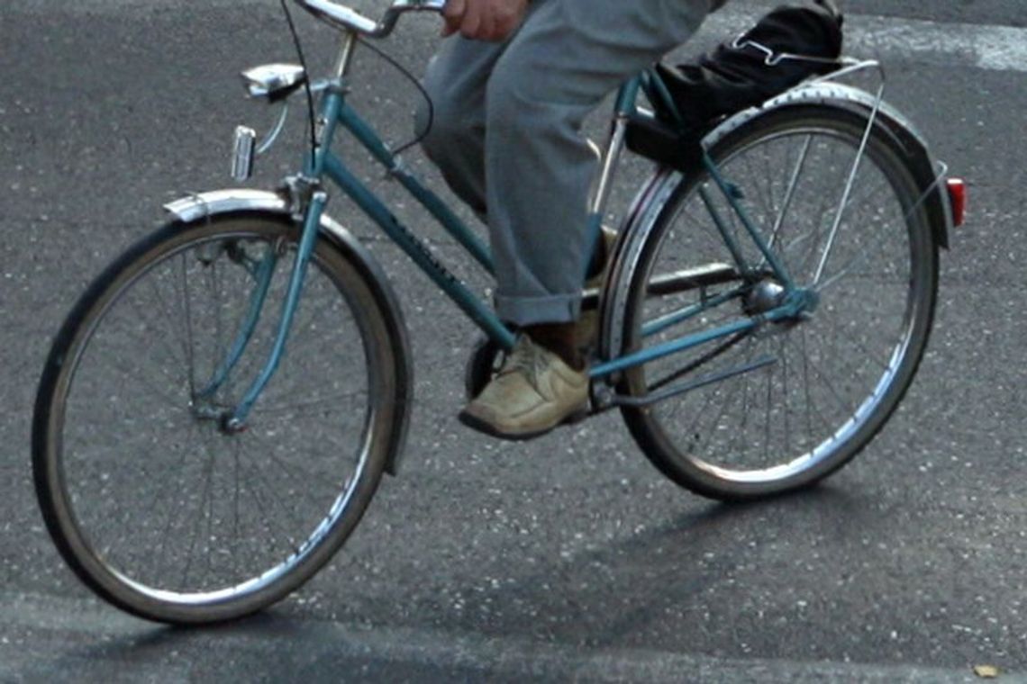 Pijany wiózł dziecko na rowerze. Policjant zatrzymał go koło komendy