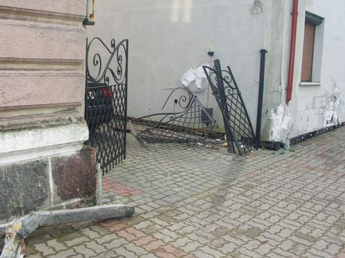 Pijany wjechał w budynek, po kolizji ukrył auto