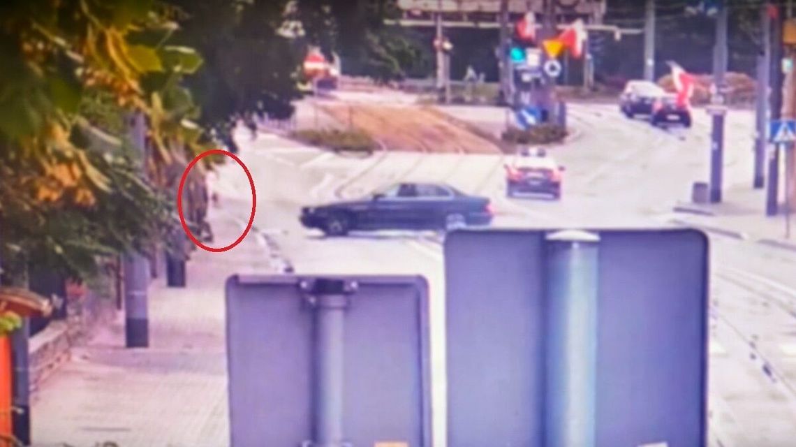 Pijany wyprzedza, BMW wpada w poślizg i wjeżdża na chodnik, którym idzie pieszy. Nagranie Pijany wyprzedza, BMW wpada w poślizg i wjeżdża na chodnik, którym idzie pieszy. Nagranie