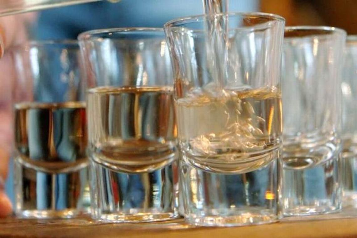 Pijemy do lustra i bez okazji. 9 litrów spirytusu na głowę (raport) Pijemy do lustra i bez okazji. 9 litrów spirytusu na głowę (raport)