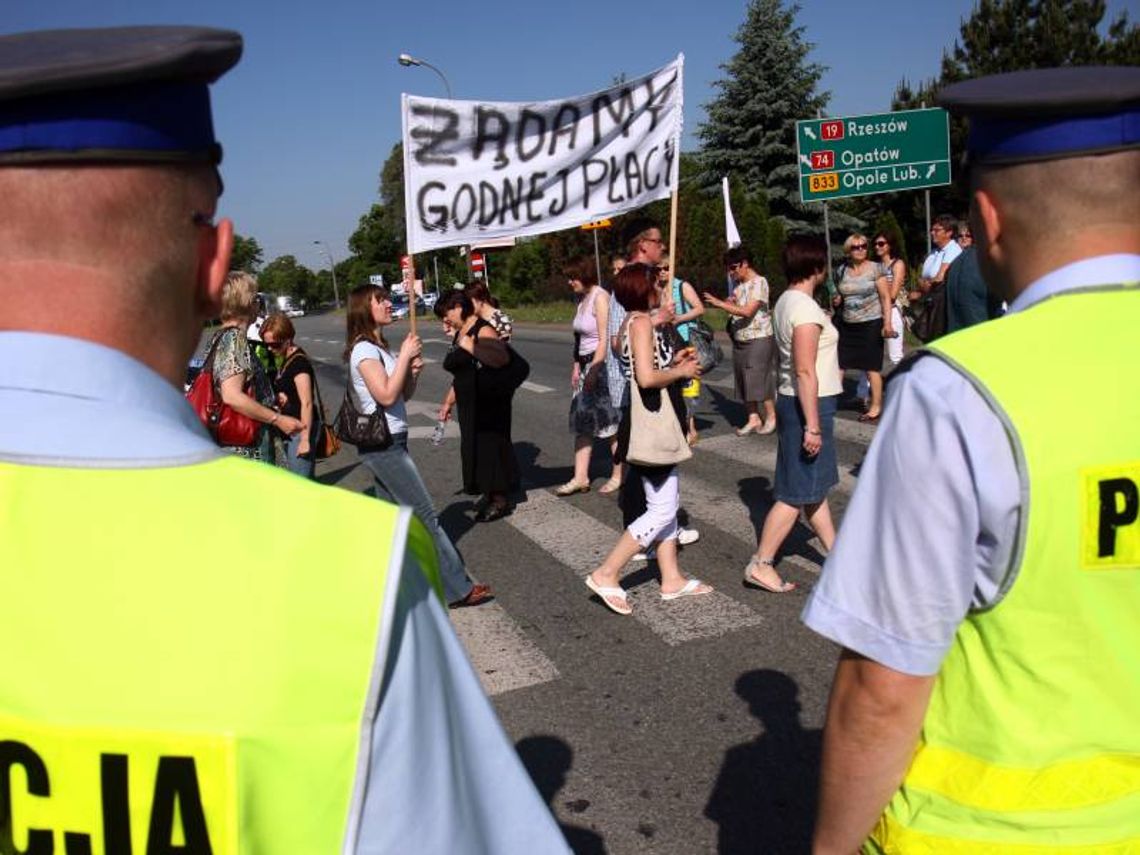 Pikieta pracowników szpitala w Kraśniku. Utrudnienia w ruchu Pikieta pracowników szpitala w Kraśniku. Utrudnienia w ruchu