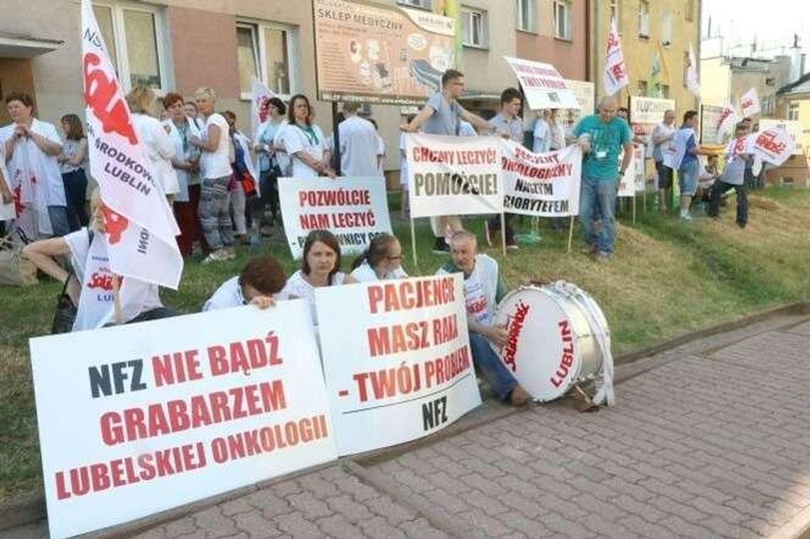 Pikieta przed COZL. Związkowcy: "Będziemy protestować do skutku!" Pikieta przed COZL. Związkowcy: "Będziemy protestować do skutku!"