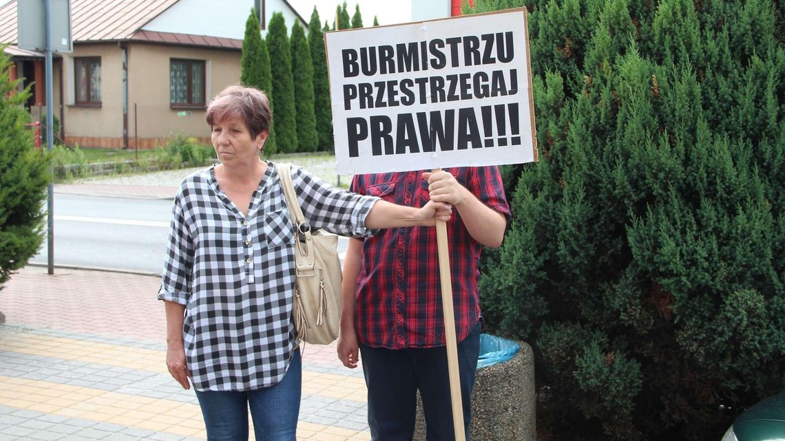 Pikietuje przed urzędem z niepełnosprawnym synem. Burmistrz: Sprawa ma charakter polityczny
