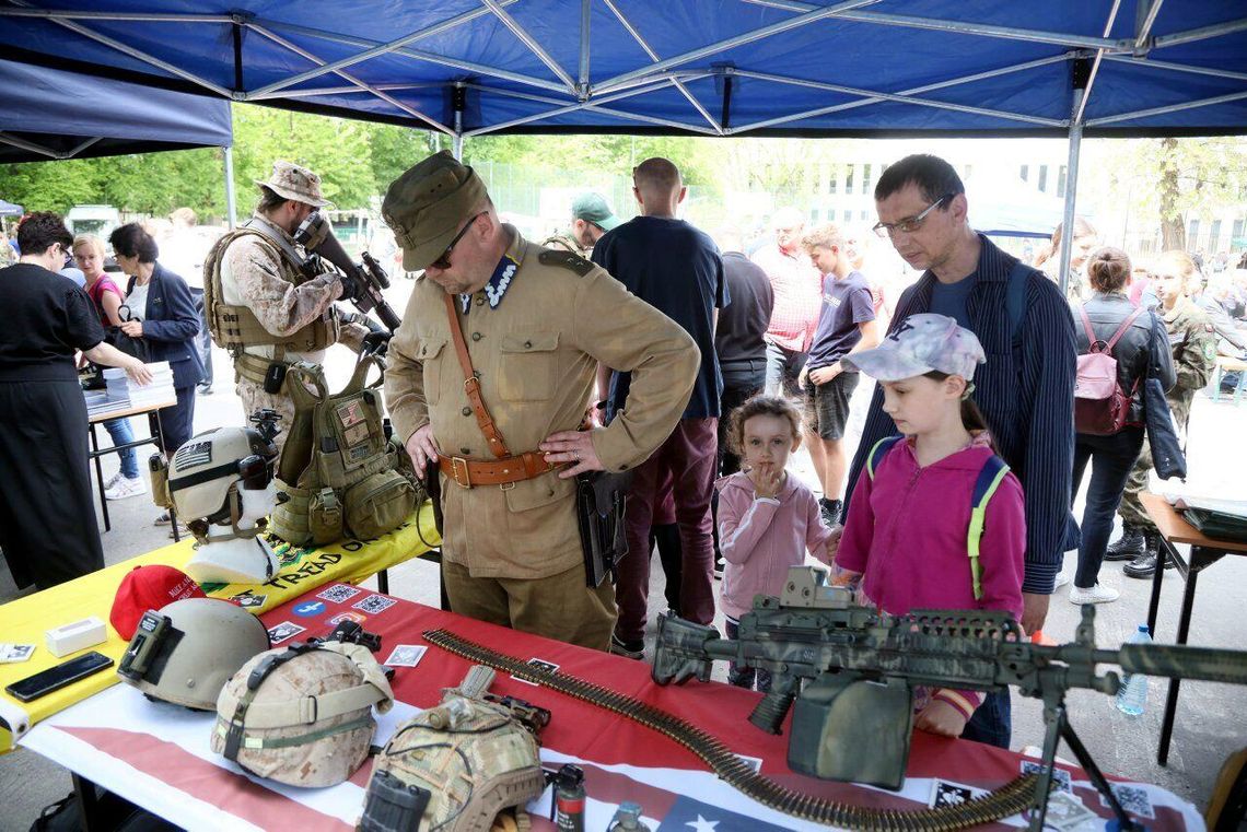 Piknik historyczno-wojskowy w Szkole Podstawowej nr 57 w Lublinie Piknik historyczno-wojskowy w Szkole Podstawowej nr 57 w Lublinie