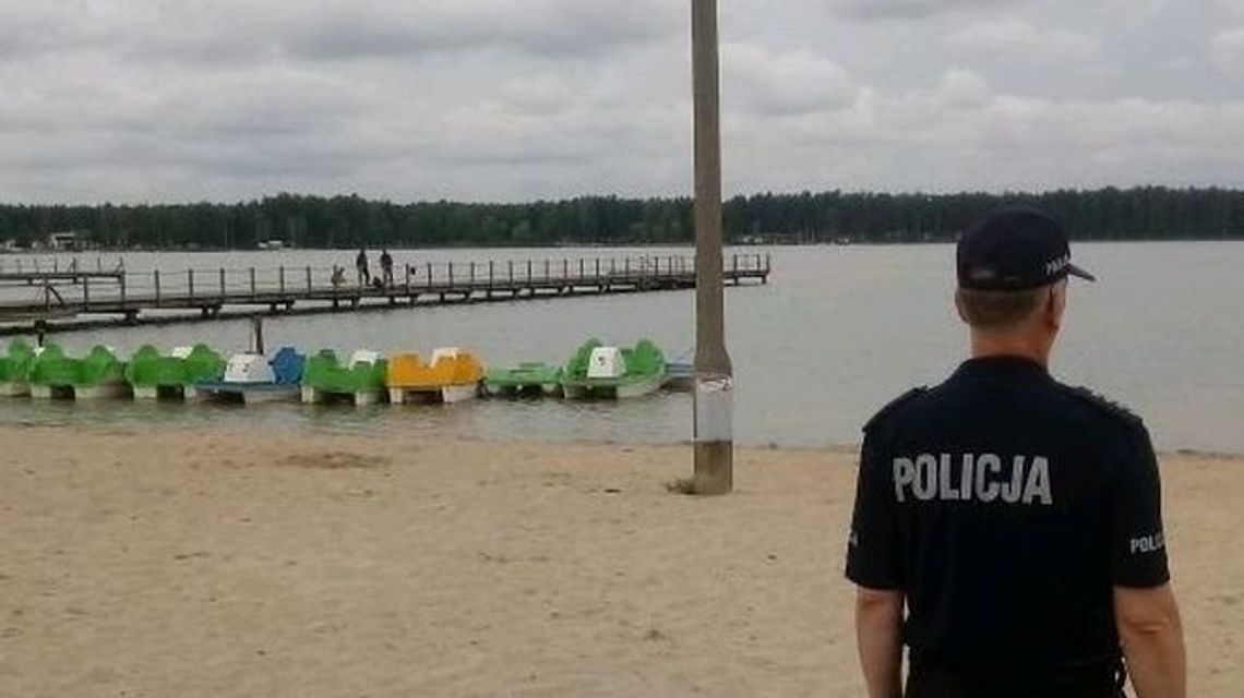 Pił alkohol, a potem pływał w jeziorze. Trwają poszukiwania 33-latka