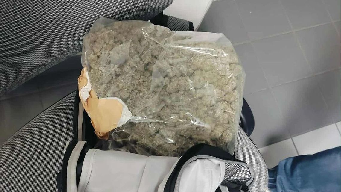 Pił piwo na ulicy, a w plecaku miał kilogram narkotyków. Grozi mu 10 lat więzienia