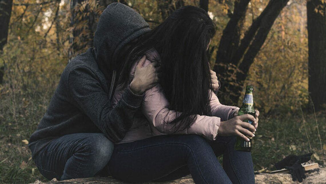 Piła z koleżanką alkohol na ławce. Obok noworodek Piła z koleżanką alkohol na ławce. Obok noworodek