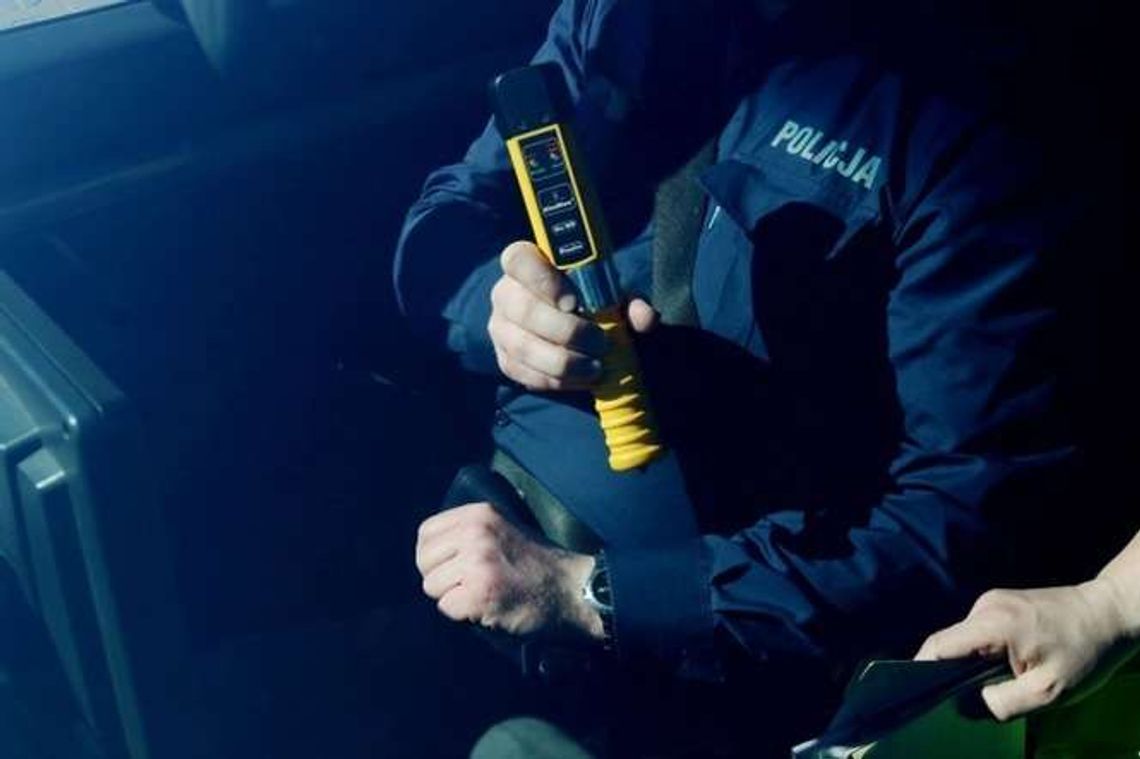 Pili i jechali. Auta na latarni i znaku drogowym