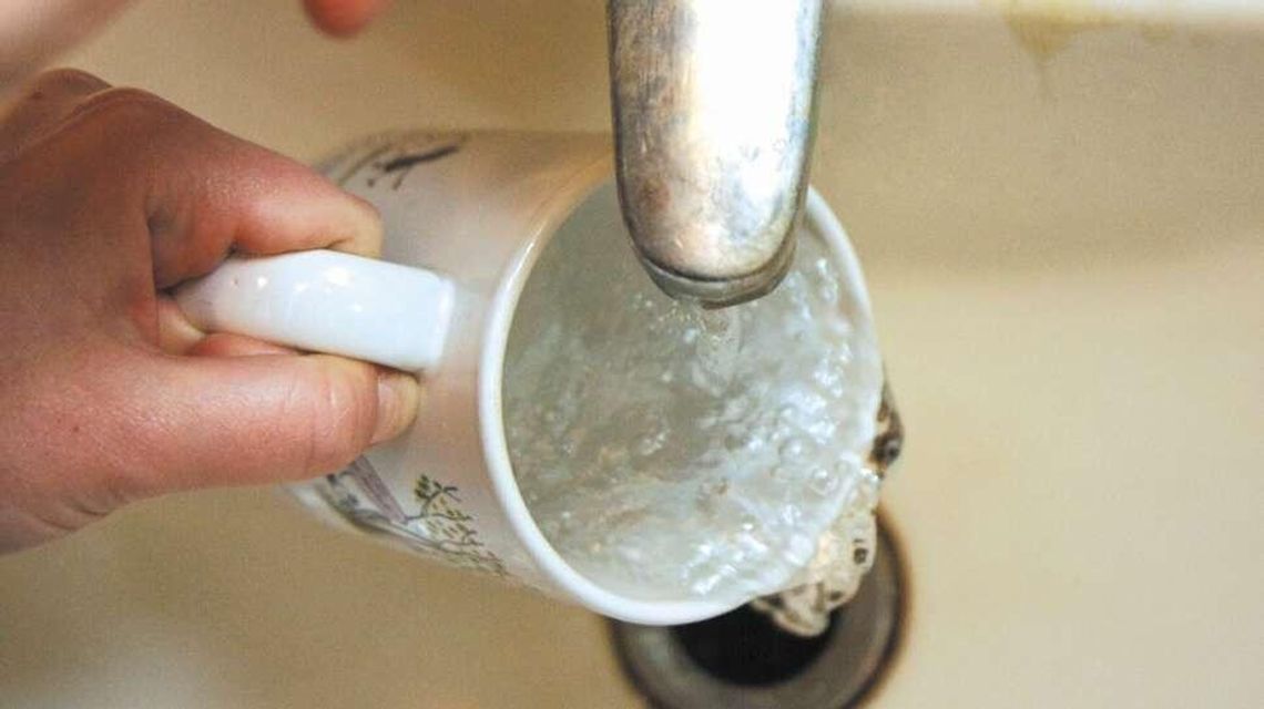 Pili skażoną wodę przez kilka dni. Gmina nie informowała, bo takie są przepisy Pili skażoną wodę przez kilka dni. Gmina nie informowała, bo takie są przepisy