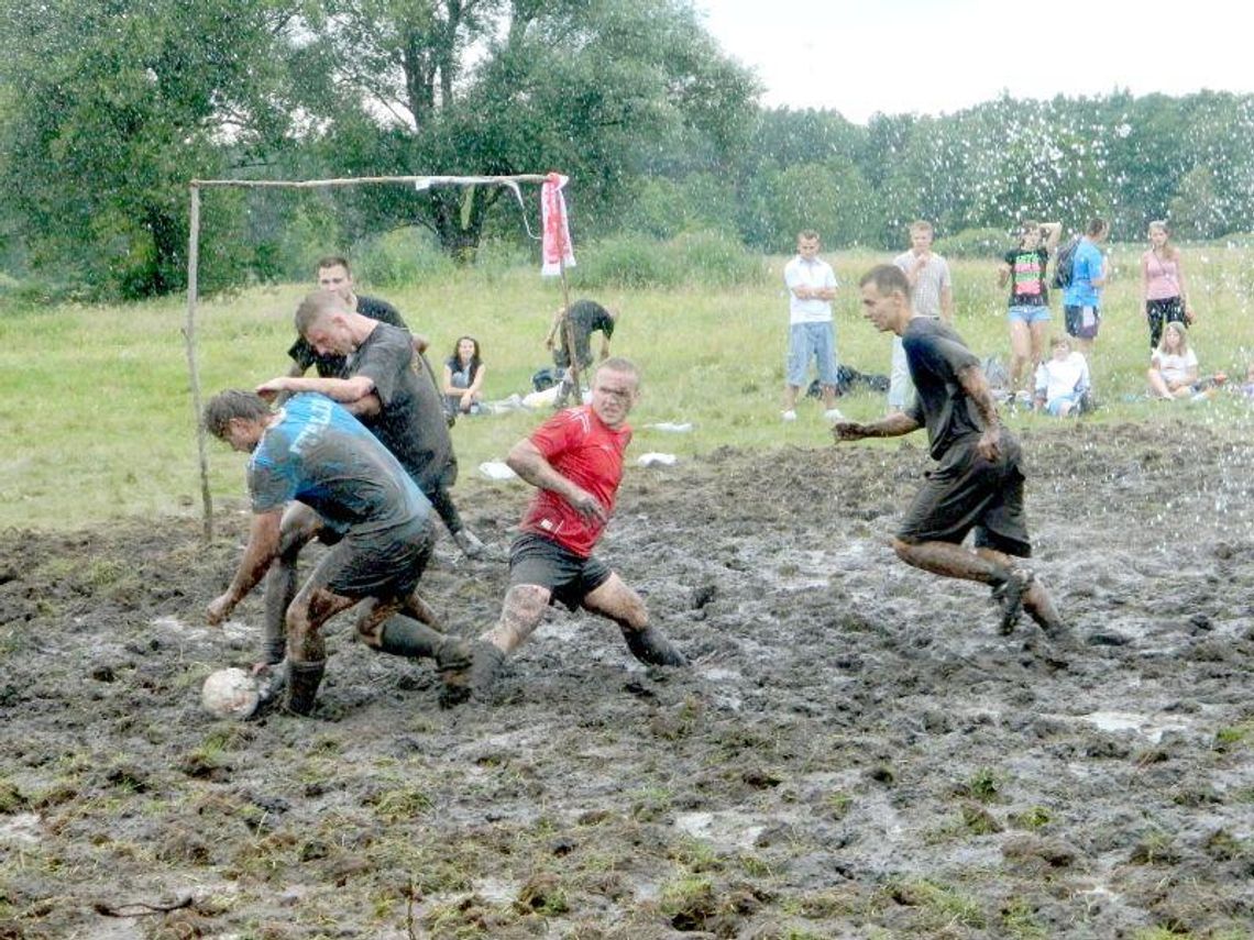 Piłka kopana w błocie - zawody w Krasnobrodzie