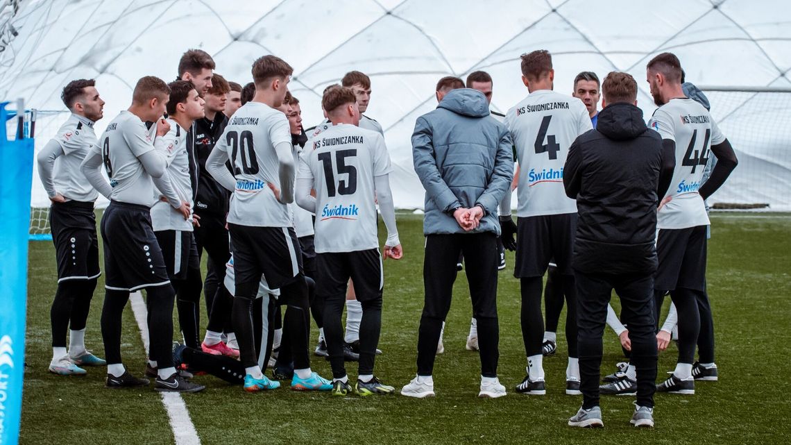 Piłkarz z Senegalu, były król strzelców i młodzież, czyli ciekawe testy Świdniczanki