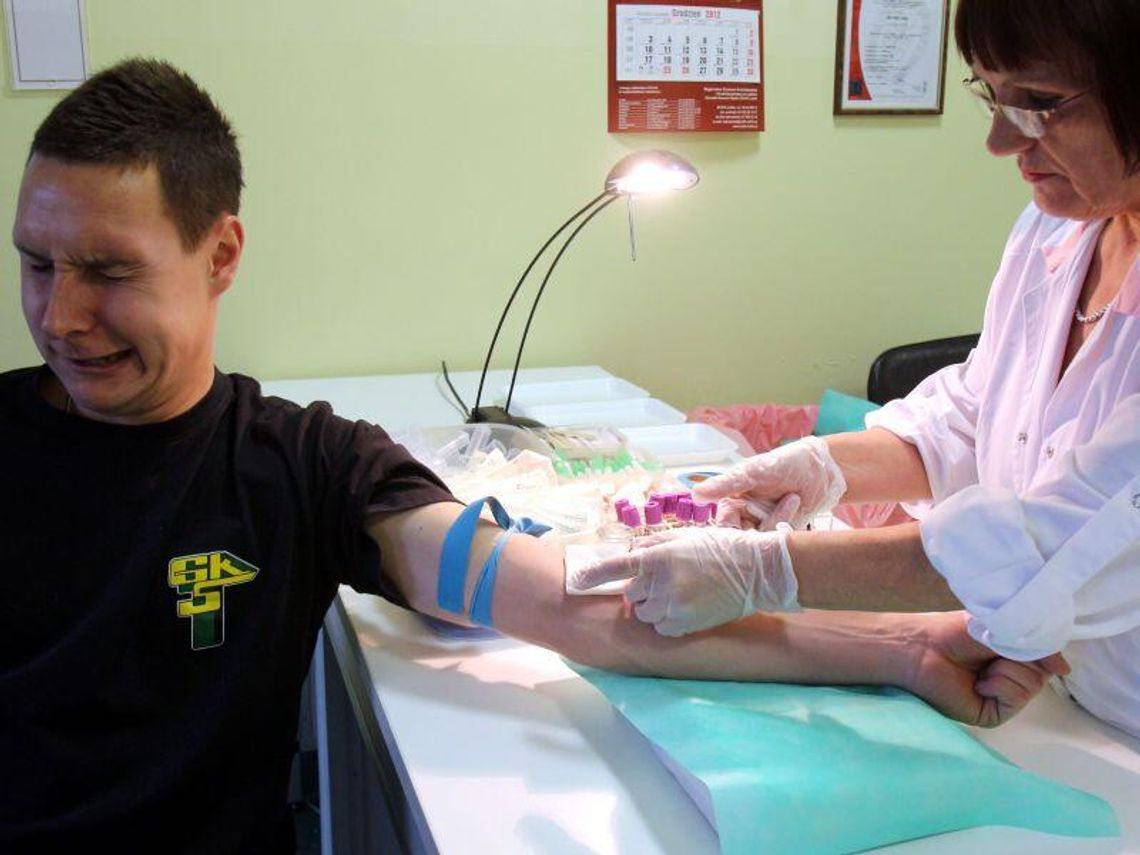 Piłkarze GKS Bogdanka pomagają choremu 20-latkowi (zdjęcia)