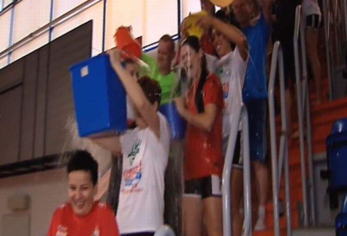 Piłkarze Górnika i Azotów Puławy, a także piłkarki MKS Selgros charytatytwnie oblali się wodą (wideo)